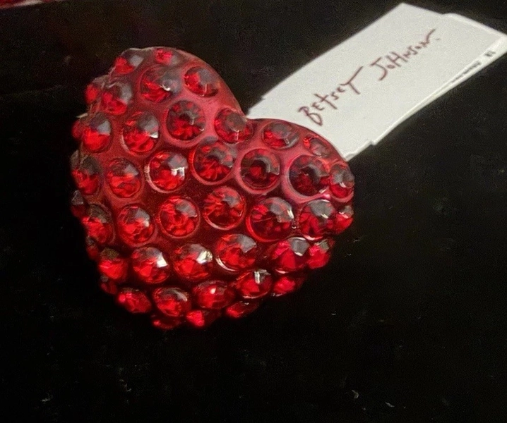 BETSEY JOHNSON GOLD TONE RED RHINESTONE HEART STRETCH RING 