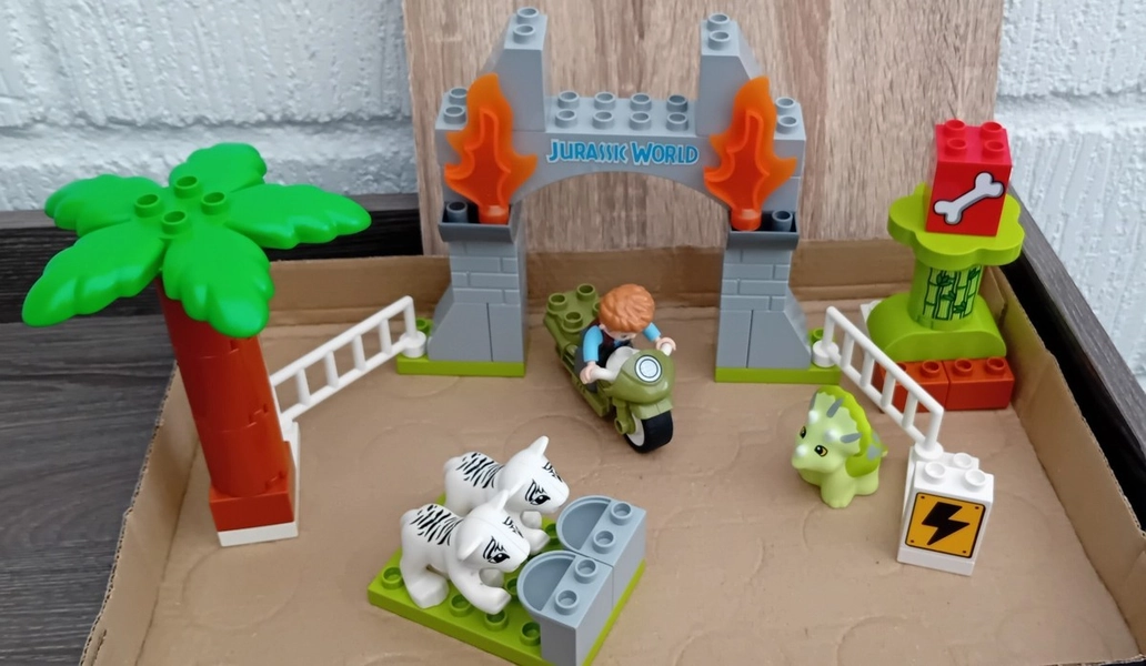 Duplo Jurassic World 10939  Set.  Missing T-rex Dinosaur But Has Extras.