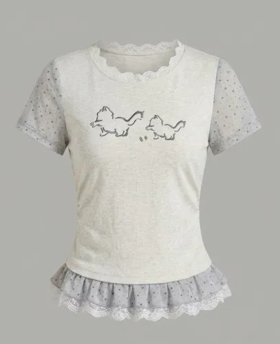 Conjunto de verão de duas peças com estampa de gatos, patchwork, gola redonda, manga curta e decote ombro a ombro com detalhe em renda.