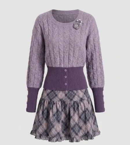 Blusa feminina "Wisteria Sweet Dream" da Cheese Day, modelo curto e delicado, na cor roxa, ideal para o inverno.