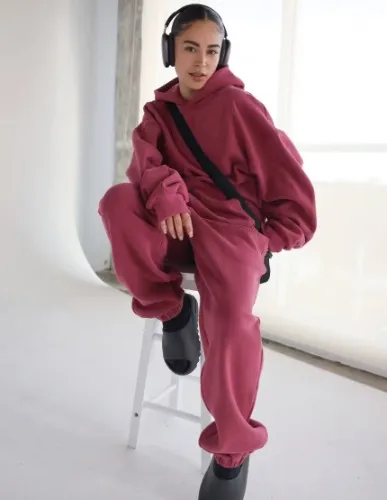 Minimalist Hoodie color berry
