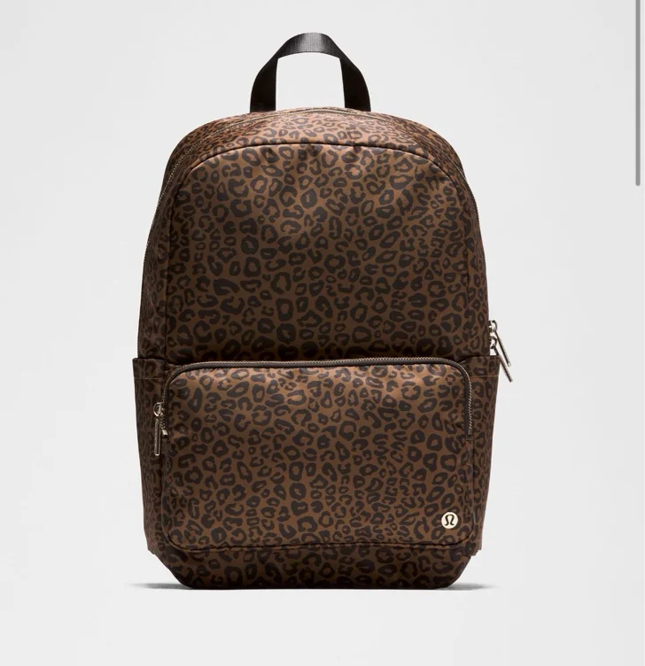 Everywhere Backpack 22L- Leopardo Shift Desert Khaki Multi/Gold